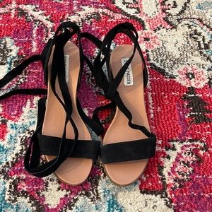 Like new steve madden black sandals